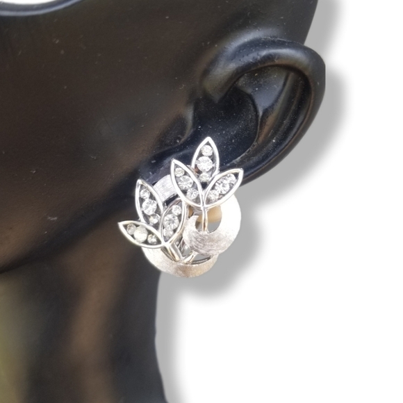CROWN TRIFARI 1963 MCM  SILVERTONE & CRYSTAL FLOWER CLIP ON EARRINGS - Picture 1 of 4